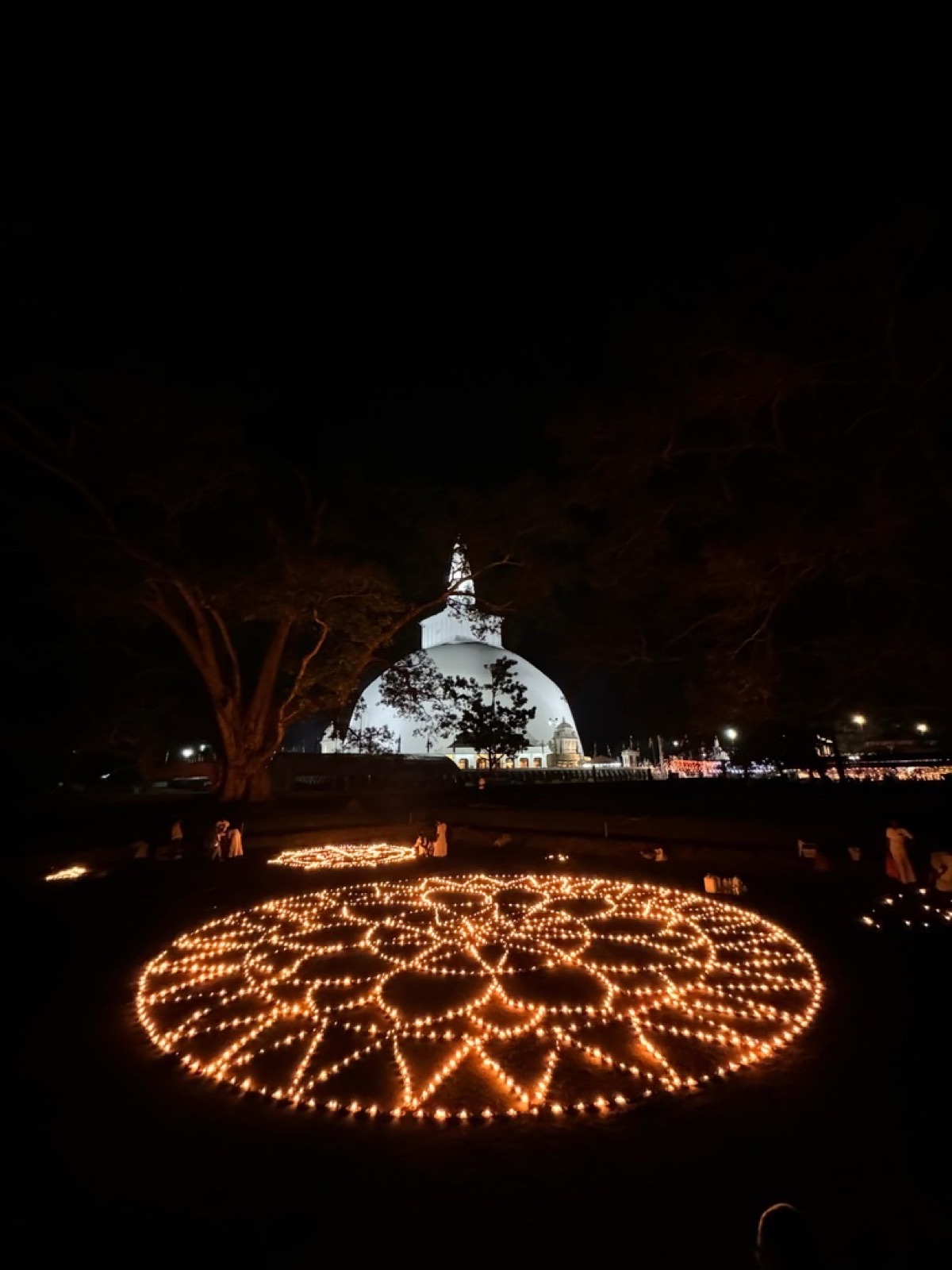 The white Ruwanwelisaya stupa